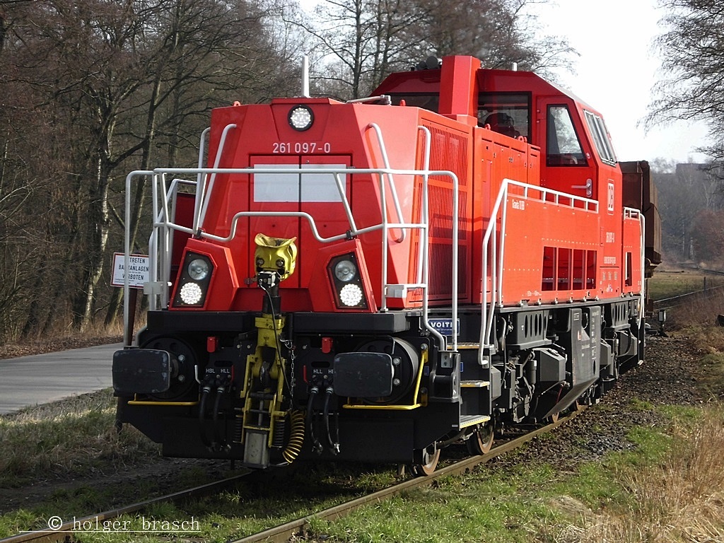 nahaufnahme der 261 097 beim bhf glinde am 07.03.13