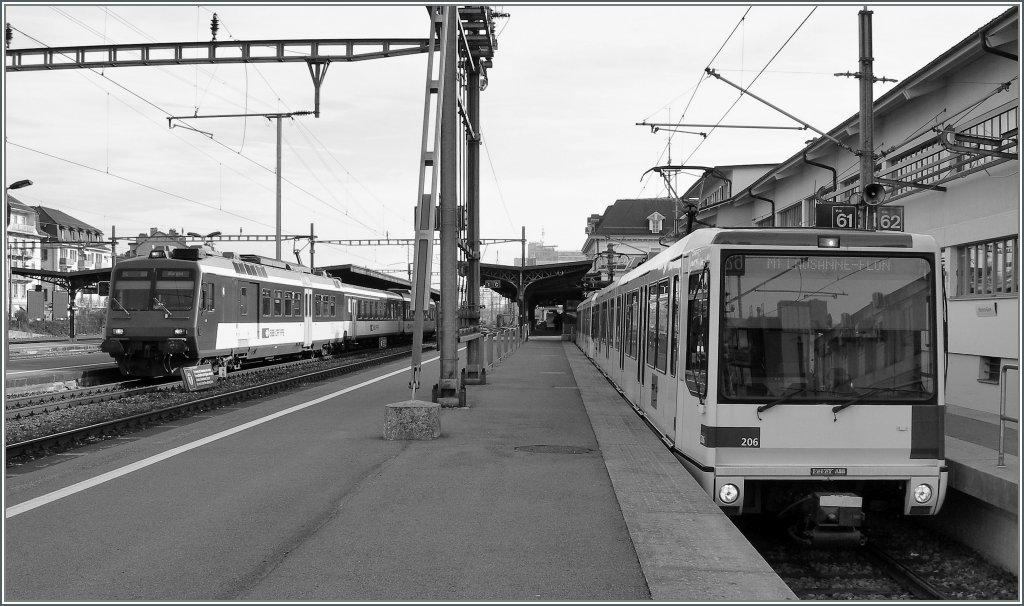 Nahverkehr im Vorortsbahnhof Renens VD: Recht die M1 nach Lausanne Flon, links ein NPZ als S-Bahn nach Morges. 
26. Jan. 2011  