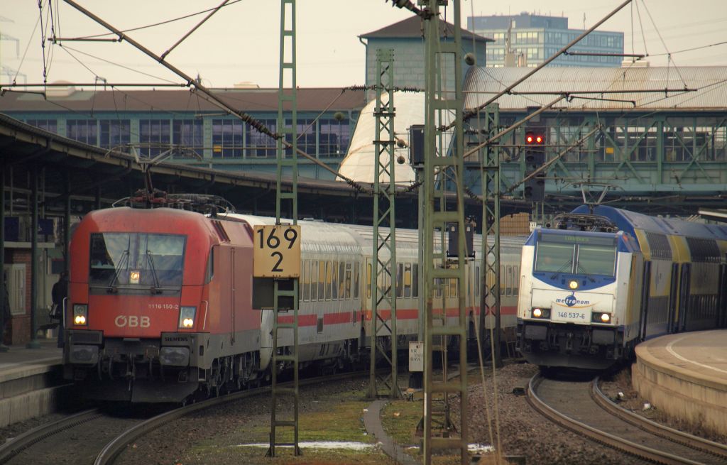 Neben 146 537-6 fuhr 1116 150-2 mit dem IC 2191 nach Frankfurt/Main in den Bahnhof von Hamburg-Harburg ein.