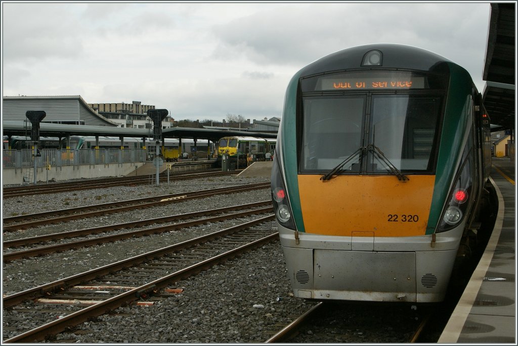 Neben den allgegenwrtigen Class 22000 Triebzgen zeigt sich in Dublin Heuston doch noch eine Class 200 Diesellok.25. April 2013