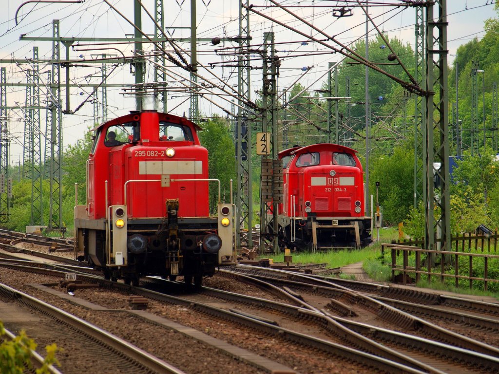 Neben der alten Kollegin 212 034 fuhr 295 082-2 als Lz fahrt durch den Bahnhof Hamburg-Harburg am 14.5