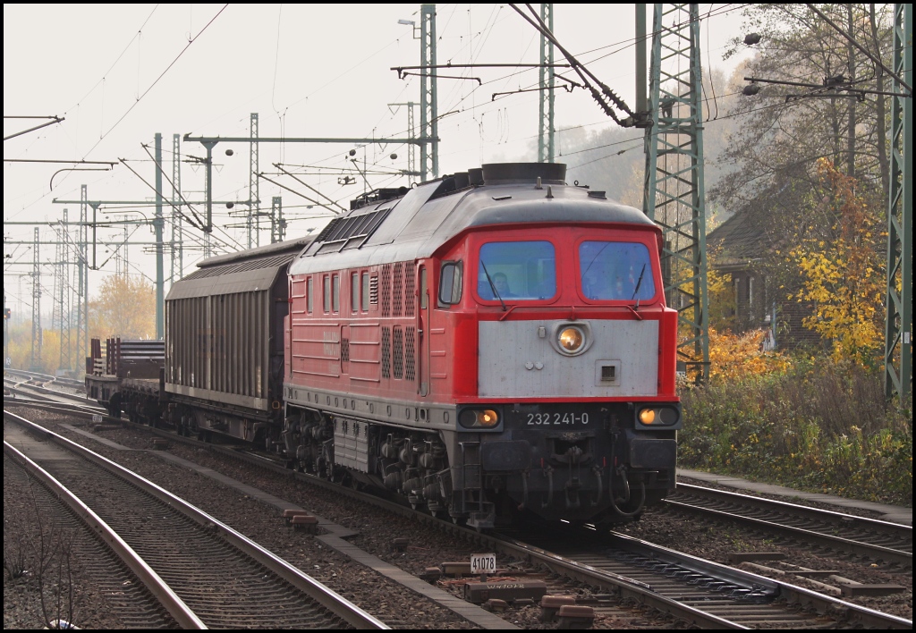 Neblig trb war es am 04.11.11 als 232 241 Hamburg Harburg mit sehr kurzem Gterzug durchfuhr