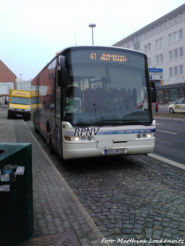 Neoplan als Linie 41 mit Ziel Schaprode ber Gingst an der Haltestelle Stralsund, Hauptbahnhof am 11.4.13 