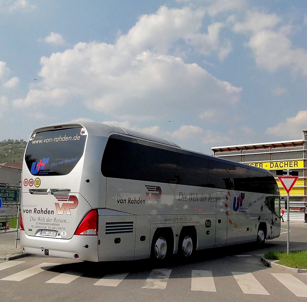 NEOPLAN CITYLINER vom Reisedienst von RAHDEN aus der BRD am 25. April 2013 in Krems an der Donau gesehen.