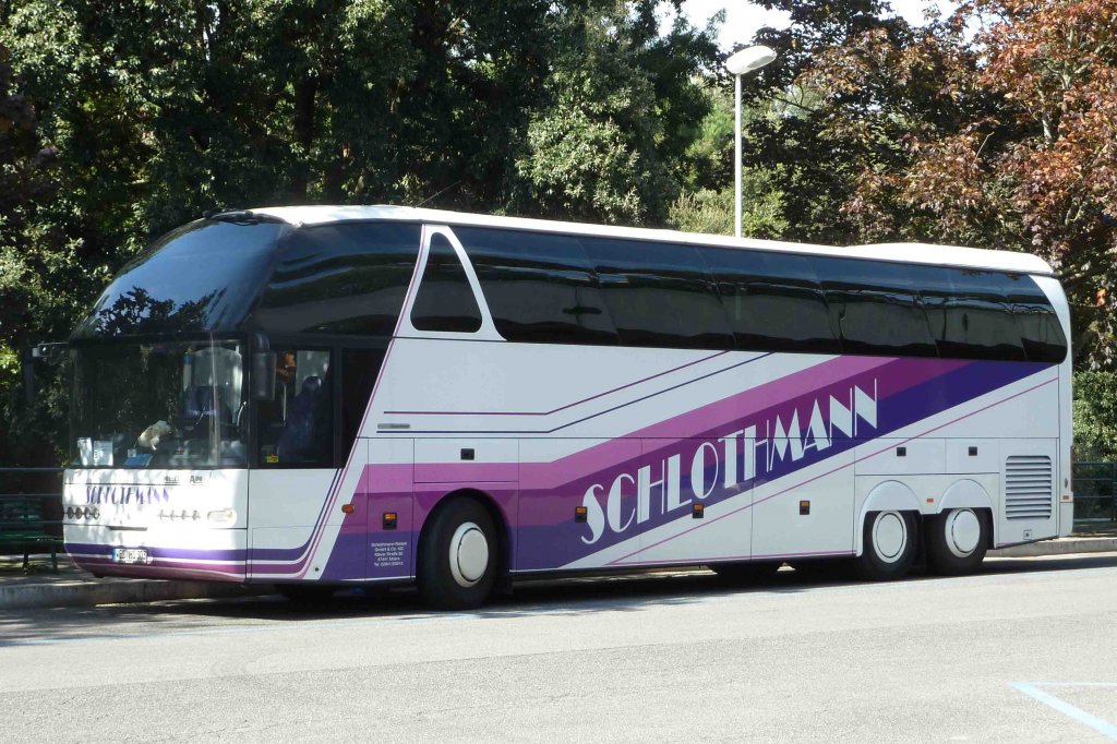 Neoplan von  SCHLOTMANN  wartet auf die Fahrgste in Castell Gandolfo, Oktober 2010