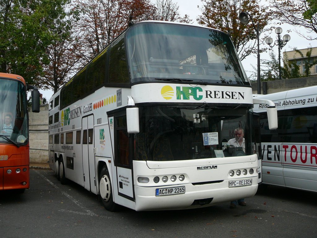 Neoplan Spaceliner von  HPC-Reisen  steht auf einem Parkplatz an der Seine, 11.10.2009