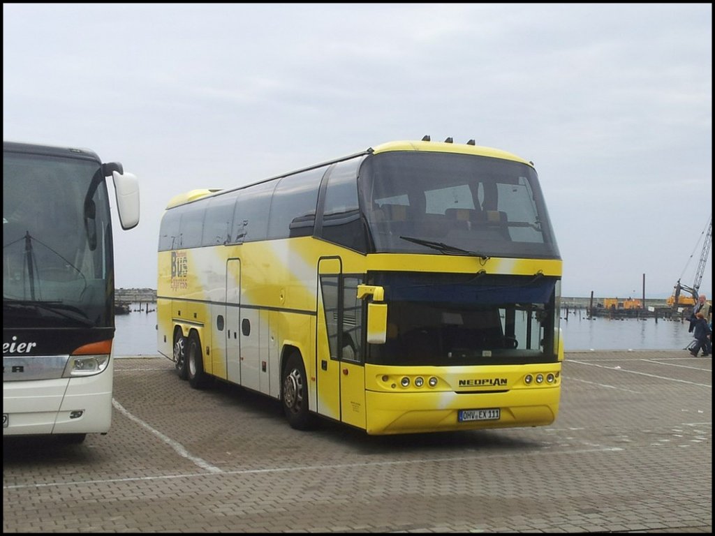 Neoplan Spaceliner von Oberhavel-Bus-Express aus Deutschland im Stadthafen Sassnitz.