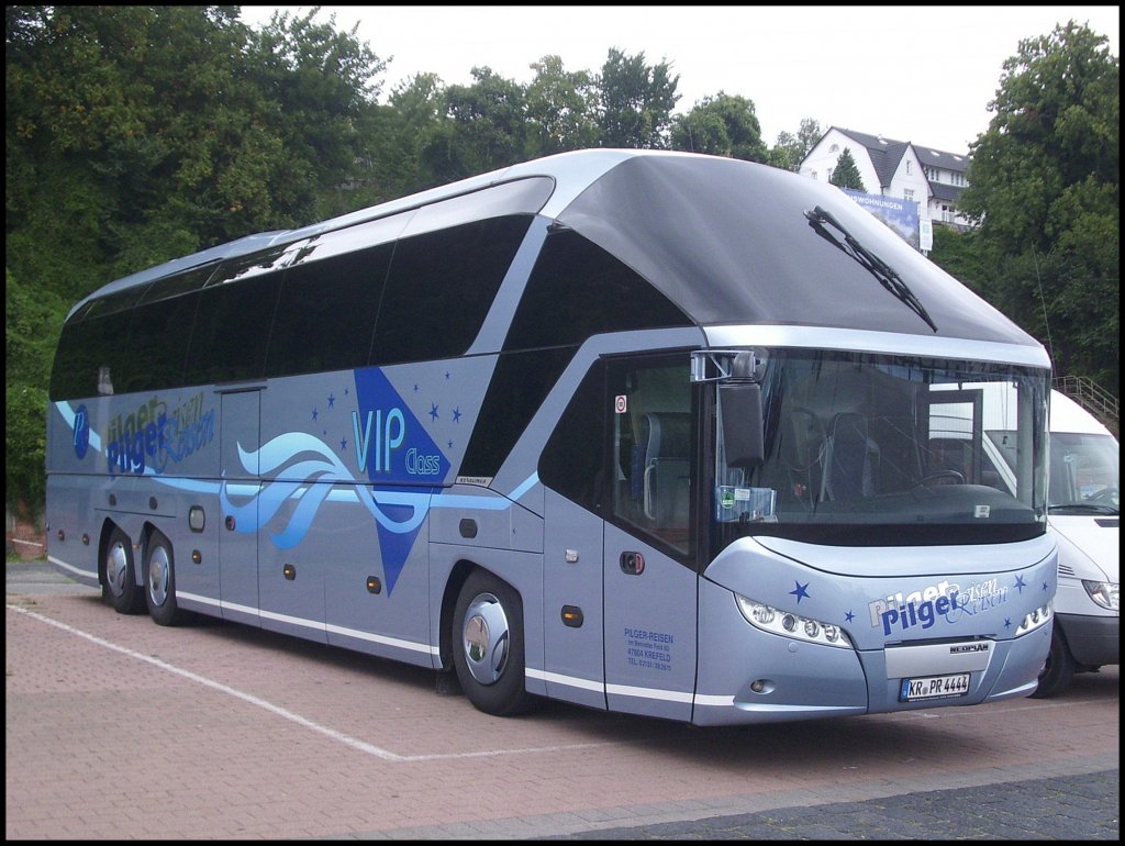 Neoplan Starliner von Pilger Reisen aus Deutschland im Stadthafen Sassnitz.