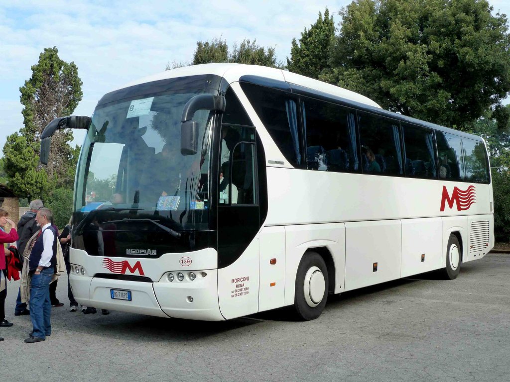 Neoplan Tourliner von  Moriconi  auf Stadtrundfahrt in Rom, Oktober 2010