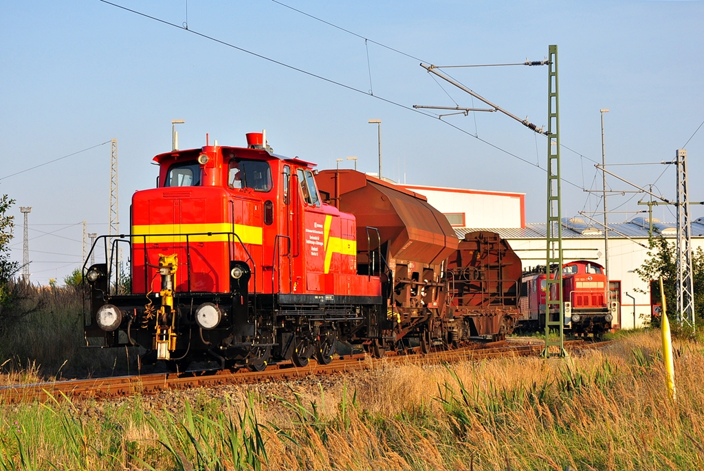 Neu in Rostock-Seehafen ist die Werklok 6 (ex 362 567).Am 29.08.2012 rangiert sie vor dem Bw Rostock-Seehafen.