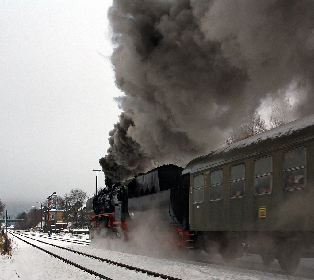 Neue Version (Dank an Stefan)- Und hier noch als Nachschu - Die Betzdorfer 52 8134-0 duchfhrt am 02.12.2012 Herdorf, hier kurz vor den Stellwerk Herdorf Ost (HO). Heute veranstalten die Eisenbahnfreunden Betzdorf ihre alljhrlichen Nikolausfahrten zwischen Betzdorf/Sieg und Wrgendorf. Mehr als diese Nachschu war nicht mglich, danach standen wir nur noch im Rauch und die Kamera und wir konnten nichts mehr sehen.