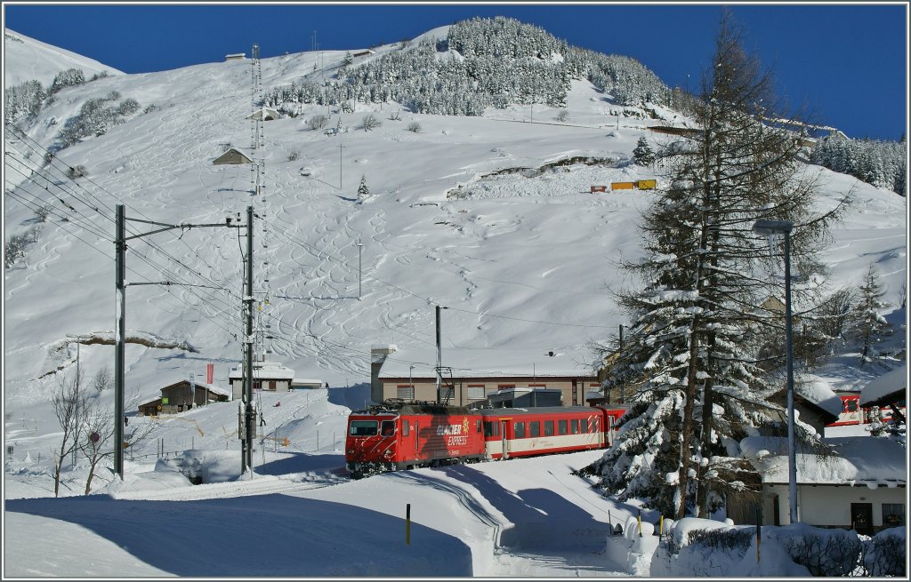 Nicht nur Skifahrer, sondern auch die Bahn wedelt in eleganten Kurven von Ntschen nach Andermatt hinunter.
MGB HGe 4/4 106 mit ihrem Zug N835
12.12.12