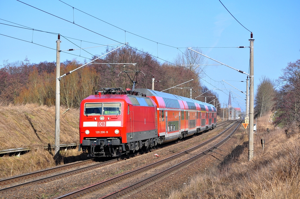 Nicht wirklich stabil laufen die Loks der BR 120.2 im sicherlich anstrengenden RE-Dienst zwischen Rostock und Hamburg.Zuglaustrungen sowie Totalausflle der Loks gehren zur Tagesordnung.Am 03.03.2013 jagt die 120 206 mit dem RE 4308 ihrem Ziel Hamburg entgegen.