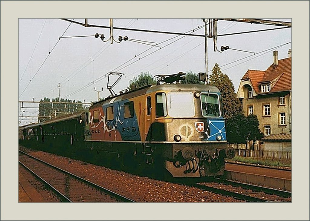 Noch bevor die  Werbeloks  erfunden wurden, lackierte die SBB die Re 4/4 II 11181 in diesen bunten Farben als  Kunstlok .
Gescanntes Foto/Grenchen Sd, im August 1984