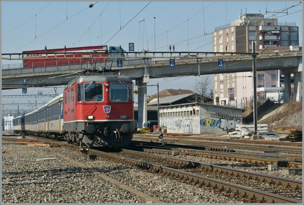 Noch bis zum Fahrplanwechse ende Jahr werden die RE Genve - Lausanne mit Re 4/4 II und EW I und II fromiert.
Hier erreicht am 2. Mrz 2012 die Re 4/4 II 11127 Renens (VD).