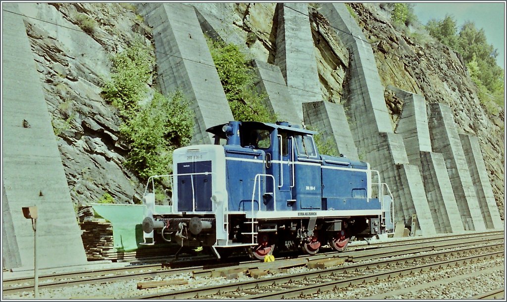 Noch eine DB 260 in der Schweiz: die 260 106-0 in Ausserberg an der BLS Sdrampe. 
Sept. 1996/gescanntes Negativ