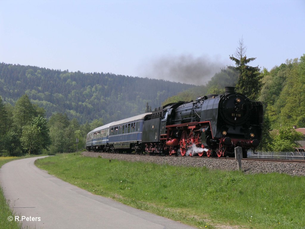 Noch ein Bild der 01 118 auf ihrem Weg nach Neuenmarkt-Wirsberg. 22.05.10