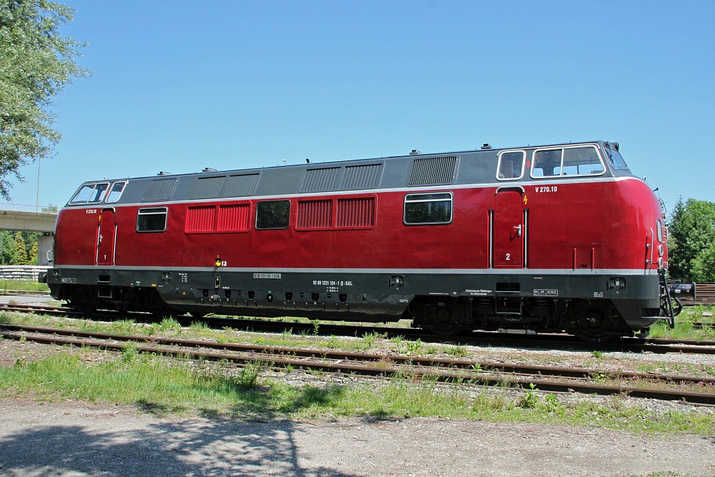 Noch ein Foto der V270.10 (ex V200-124) von der Seite, das ihre beeindruckende Lnge gut dokumentiert. Rosenheim am 22.5.2011.   