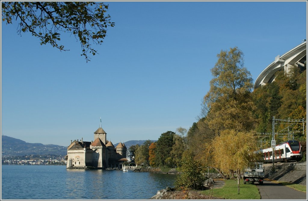 Noch ein SBB Flirt RABe 523 beim Château de Chillon.

30. Okt. 2012