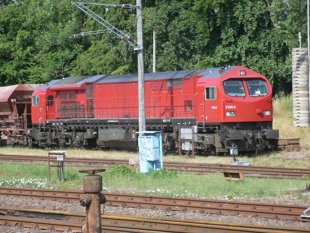 Noch ist die hvle V330.5 rot und tr�gt noch nicht die hvle Farben,so kam der Tiger, am 27.Juli 2013,in Bergen/R�gen an.