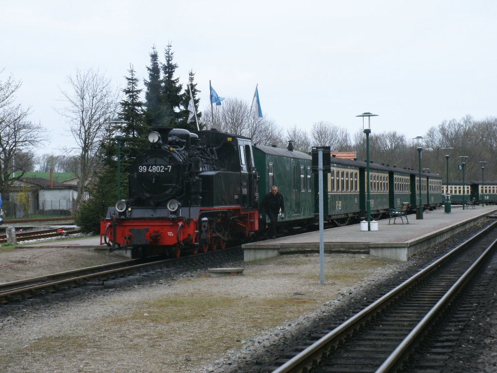 Noch stiegen bei der Ankunft aus G�hren,am 27.April 2013,in Putbus noch wenig Reisende aus so das 99 4802 nicht lange auf Fotografen und Filmer warten brauchte.