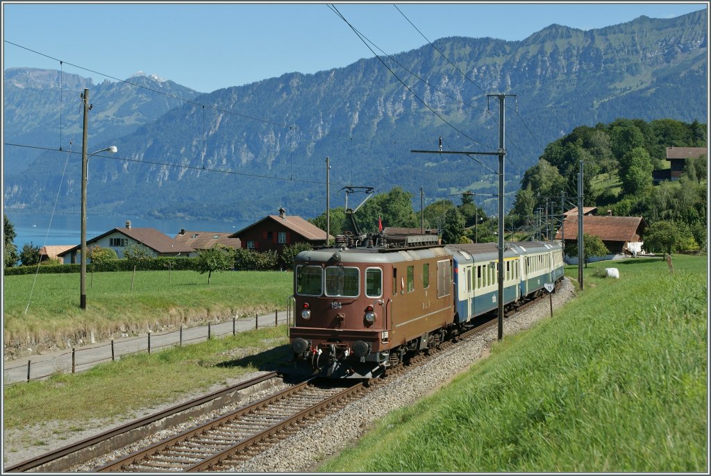 Nocheinmal die Re 4/4 194 mit ihrem Regionalzug Spiez - Interlaken, aus einer nun etwas nheren Perspektive.
27. Aug. 2012