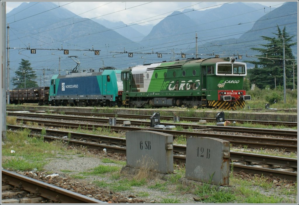 Nordcargo Traxx und DE 520 17-FM in Domodossola am 27.07.2009.
(Liebe Admins - wo soll ich dieses Bild einordnen ev. Italien/Unternehmen/FM?) Danke im Voraus.
