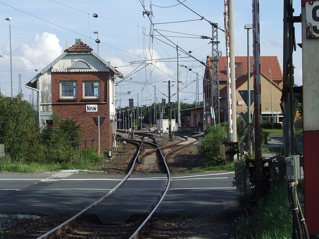 Norden Norddeich am 16.08.2008: Links das Stellwerk Nnw und rechts der Bahnhof.