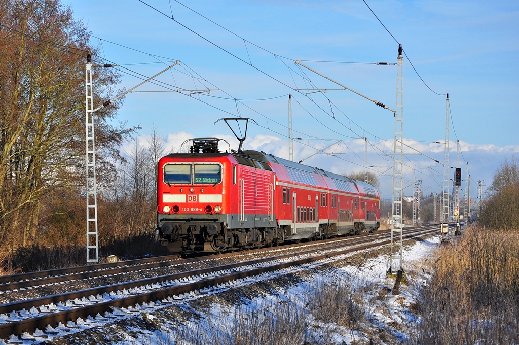 Normalerweise fahren die S-Bahnen nach Gstrow immer mit Steuerwagen vorran.Aber den Rostocker Eiensbahnfreunden entgeht nichts,auch nicht das die 143 889 mit ihrem gedrehten Park heut frh unterwegs war.Als S2 nach Gstrow hat sie gerade Rostock Hbf verlassen und rollt ihrem nchsten Halt Papendorf entgegen.