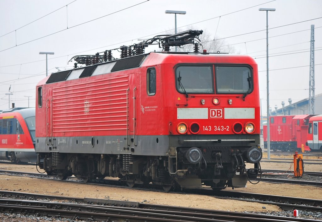 Normalerweise ist sie Stammgast vor Marc seiner Kamera,die 143 343 des Bhf Kiel.Zu greren Reparaturen sind die Loks immer mal wieder in Rostock anzutreffen.Am 14.03.2011 konnte im Vorfeld des Bw Rostock Hbf die bereits erwhnte Lok geknipst werden.