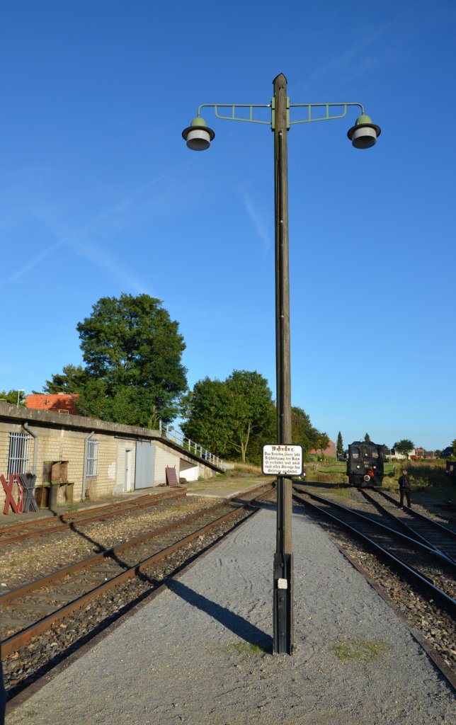 Nostalgische Bahnsteigleuchte im Bf Schierwaldenrath. Der lange Schattenwurf weist auf den sonnigen Frhherbsttag hin. (30.09.2012)