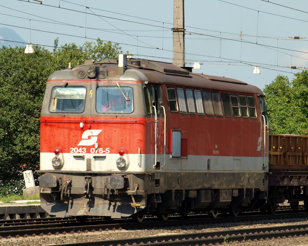 Notschuss der 2043 076-5 in Brixlegg sie dieselte mit einem Bauzug in Richtung Brenner am 2.8.11.