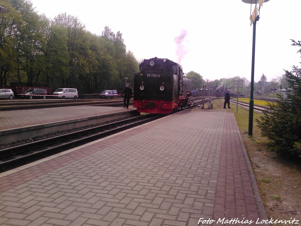 Nun muss sich aber RBB 99 1784 beeilen weil ihr zug schon eine Versptung von 4 Minuten aufwesit in Putbus am 10.5.13