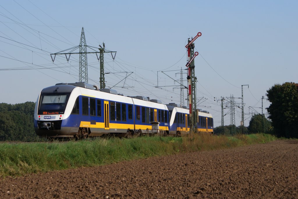 NWB Lints als Doppeltraktion als RE 10 nach Dsseldorf Hbf in Neuss-Weienberg am 22.09.2010