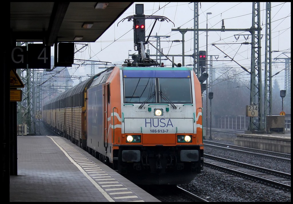 Ob du wirklich richtig stehst siehst du wenn die HUSA kommt! Wie man sieht stand ich nicht richtig 185 613 mit ARS Altmann Autozug am 29.03.13 in Fulda