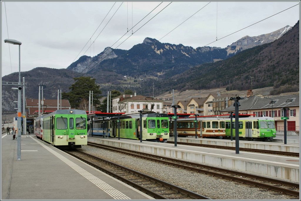 Obwohl die neue TPC (Transport Publique du Chablais) Einheitsfarbe vorherrscht, sind auf diesem Bild alle in Aigle vorkommenden TPC Farben vertreten: das Rot der AOMC, das Blau der ASD und das Braun der A-L.
Aigle, den 13. Mrz 2011
