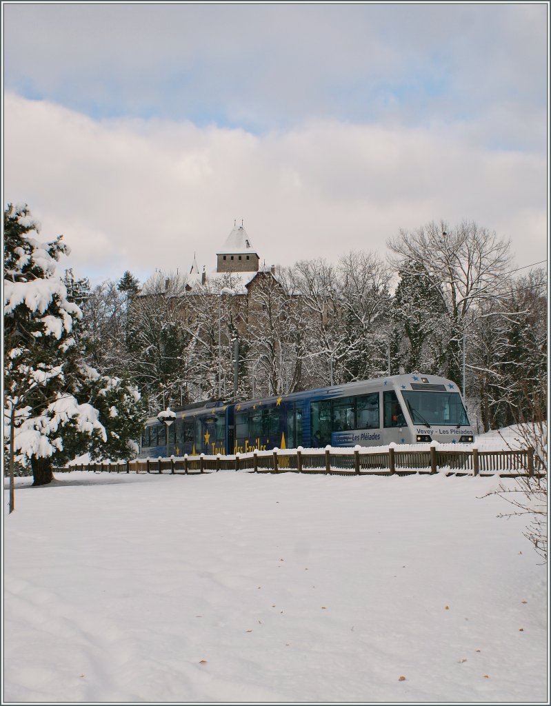 Obwohl von weither sichtbar, gibt es kaum gute Fotostellen, das Chteau de Blonay UND die CEV zu fotografieren. Hier ein Versuch bei der Haltestelle Chteau de Blonay wo gerade der Train des Etoiles einen kurzen Halt einlegt.
2. Dez. 2010