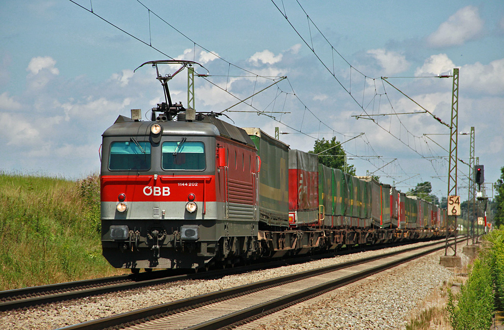 BB 1144 202 mit KLV-Transport auf der Fahrt von Mnchen in Richtung Rosenheim. Aufgenommen am 26.7.2011 bei Hilperting.