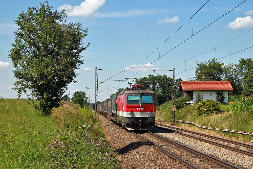 BB 1144 225 mit KLV von Mnchen in Richtung Rosenheim am 27.7.2011 am ehemaligen Blockhaus Hilperting. 