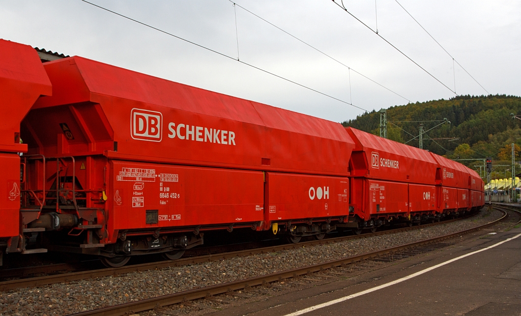 Offene Schttgutwagen der Gattung Falns 121 (links 81 80 D-DB 6646 452-5), mit schlagartiger Schwerkraftentladung, hydraulischem Klappenverschlusssystem und 4 Radstzen der DB Schenker Rail, hier im Zugverbund am 13.10.2012 bei der Durchfahrt durch den Bahnhof Betzdorf/Sieg.