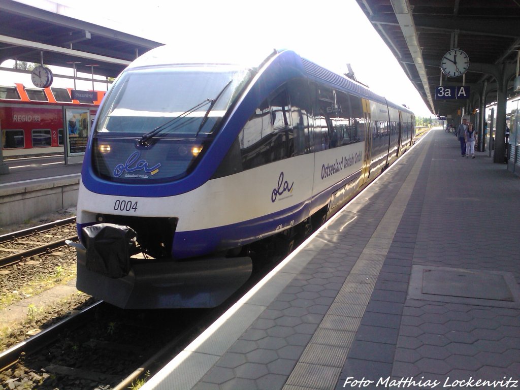 OLA VT 0004 mit ziel Neustrelitz Hbf im Bahnhof Stralsund Hbf am 18.6.13