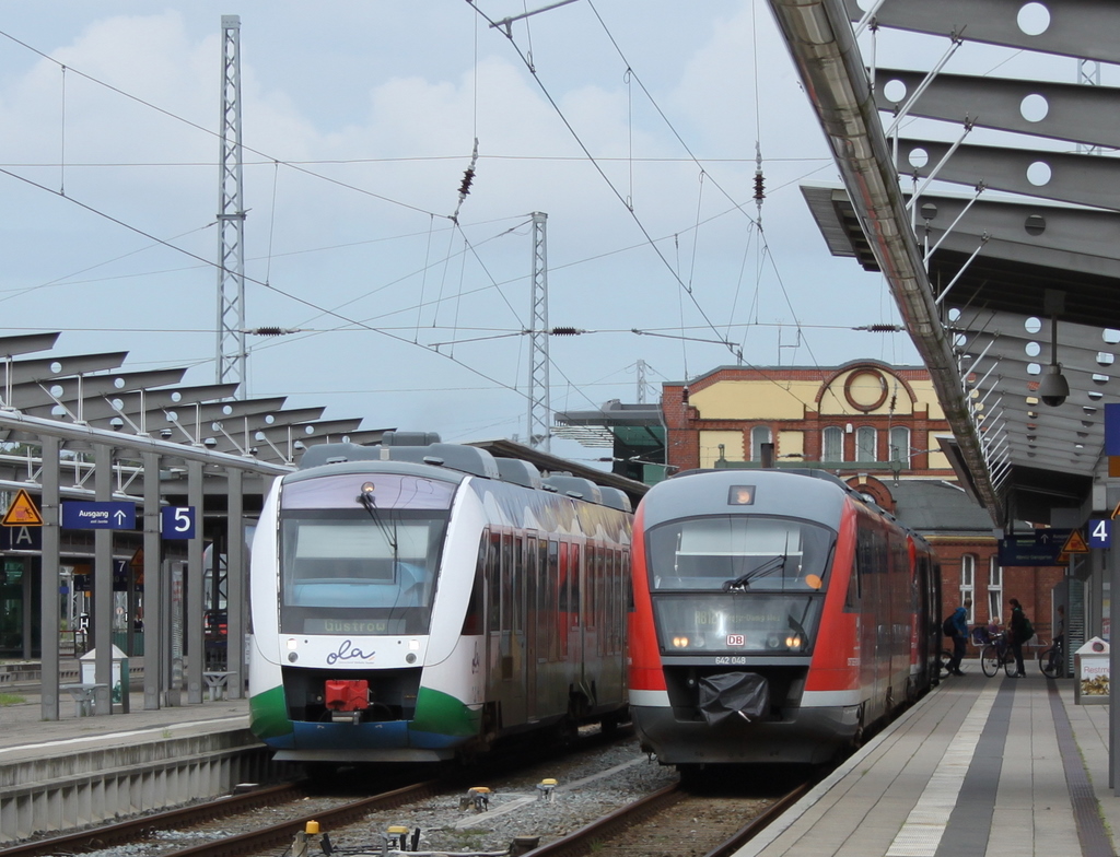 OLA VT 702 und 642 048 am 26.07.11 in Rostock