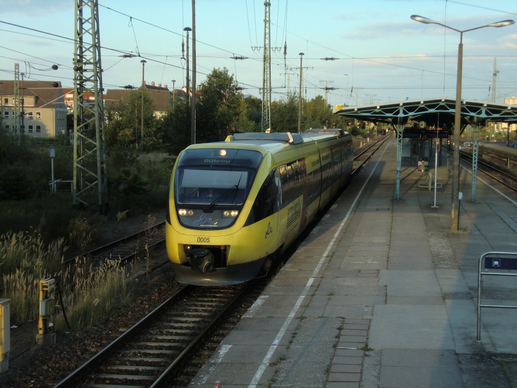 OLA VT0005 643 112 bei der Ausfahrt in Neubrandenburg am 16.8.2011 mit +8min. um 19:43Uhr.