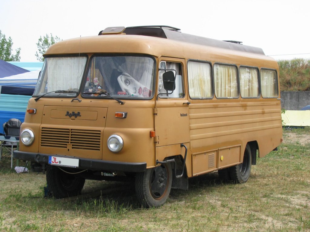 Omnibus ROBUR LD 3001 aus dem Kreis Jerichower Land (JL) beim 13. Perleberger Oldtimer- und Militrfahrzeugtreffen, Flugplatz Perleberg [10.07.2011]
