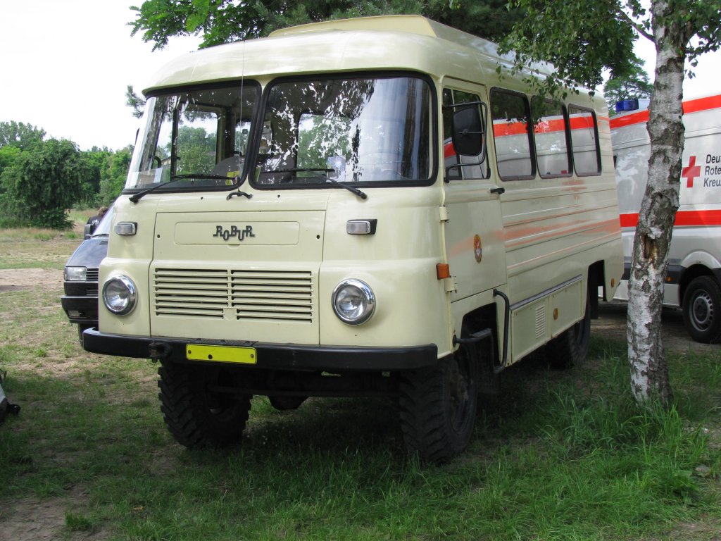 Omnibus ROBUR LD 3001 der ehem. Gesellschaft fr Sport und Technik [GST] aus dem Bezirk Potsdam beim 13. Perleberger Oldtimer- und Militrfahrzeugtreffen, Flugplatz Perleberg [10.07.2011]
