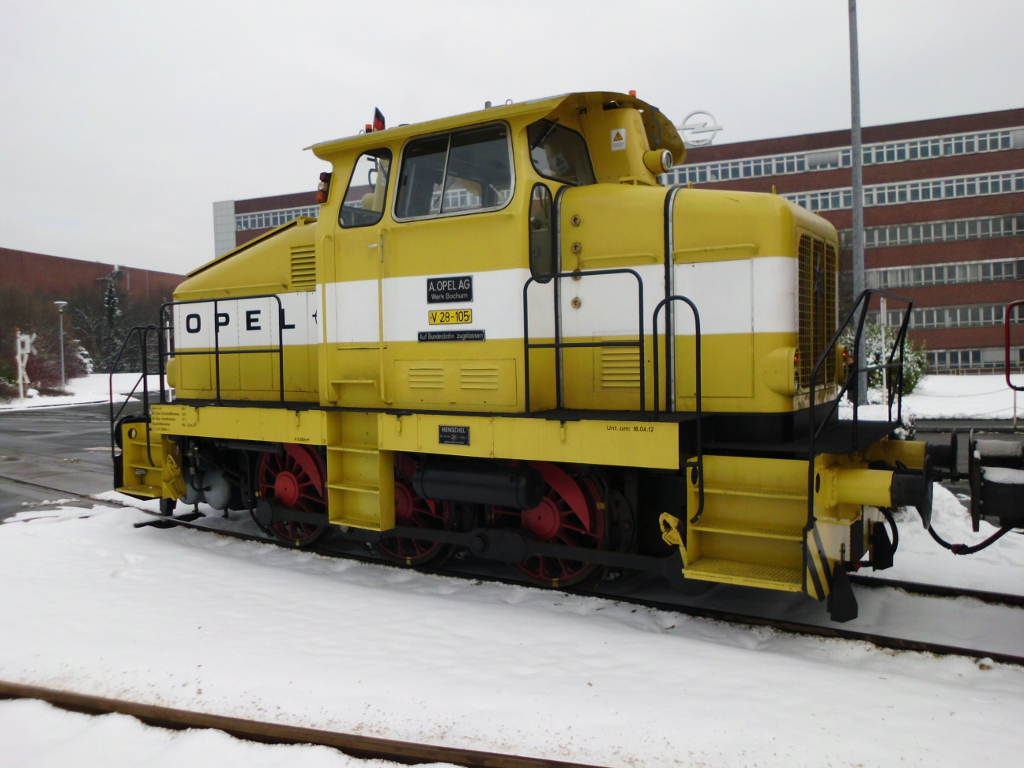 Opels V28-105 (Typ Henschel DH 500 Ca, Baujahr 1962) am 22.1.2013 vor dem Haupteingang von Opel Bochum.