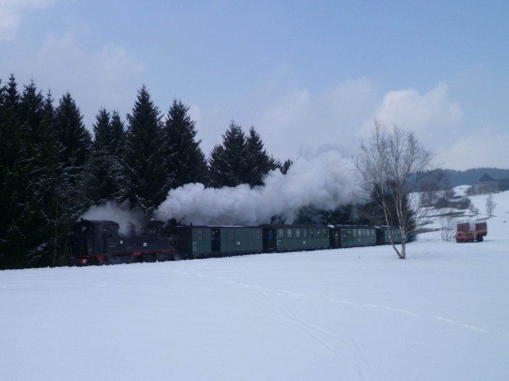 Osterfahrten auf der Museumsbahn Sch�nheide am 30.03.13, hier vor St�tzengr�n von Sch�nheide kommend.
