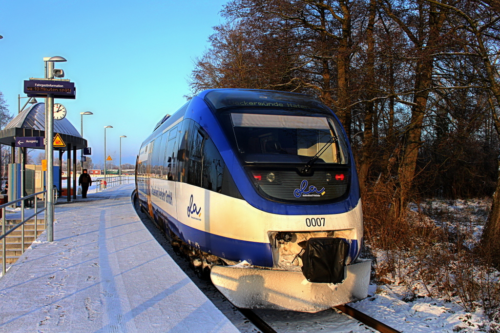 Ostseeland Verkehr GmbH VT 0007 kurz nach der Ankunft im Zielbahnhof Ueckermnde Stadthafen am 08.12.2012