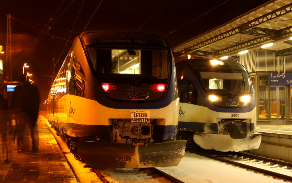 Ostseeland Verkehr VT 0004 als letzte Fahrt nach Rostock Hbf und Ostseeland Verkehr VT 0002 als OLA nach Neubrandenburg am 08.12.2012 in Gstrow