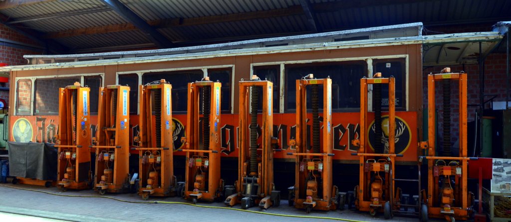 Parade von Hebebcken vor einem renovierungsbedrftigem Eisenbahnfahrzeug, gesehen bei der Selfkantbahn am 30.09.2012.